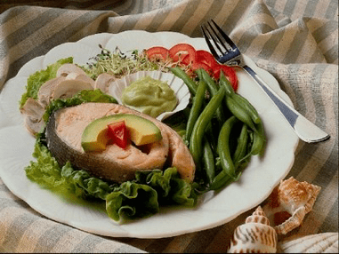 Le poisson avec des légumes est inclus dans le régime pour perdre du poids. 