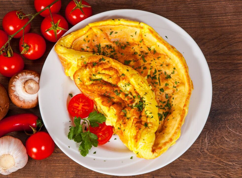 omelette avec assiette de régime aux œufs de tomate