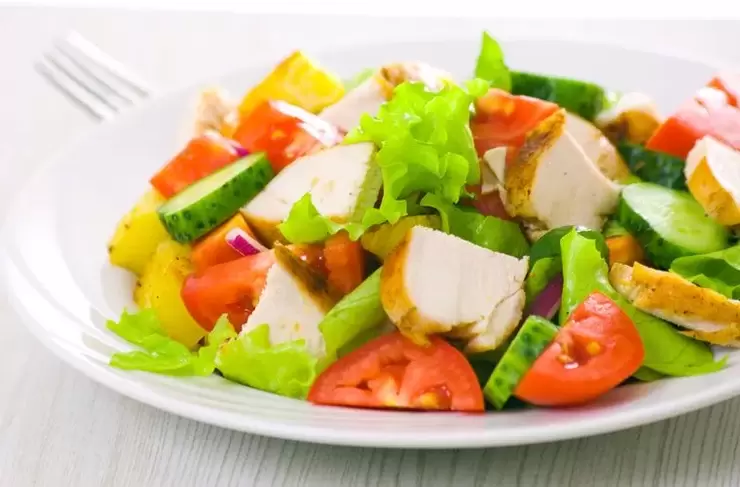 salade de légumes et poulet pour un régime sans glucides