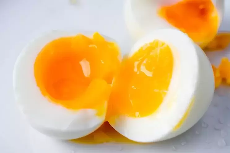 œuf de poule bouilli pour un régime sans glucides