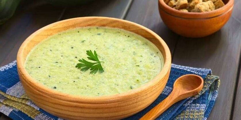 La soupe de purée de chou aux courgettes est un plat bon pour l'estomac dans le menu du régime hypoallergénique. 