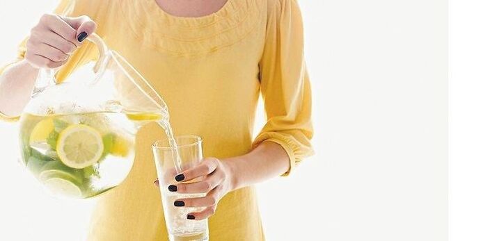 L'eau citronnée aide à nettoyer le corps. 