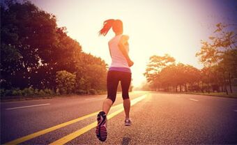 L’entraînement cardio, comme la course à pied, aide à brûler les graisses des jambes. 